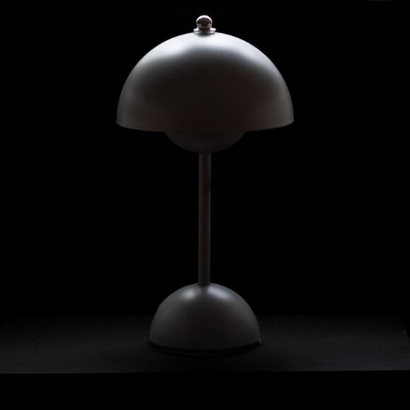 Minimalist Modern Cordless Rechargeable Table/ Desk Lamp NEW! - Picture 5 of 5